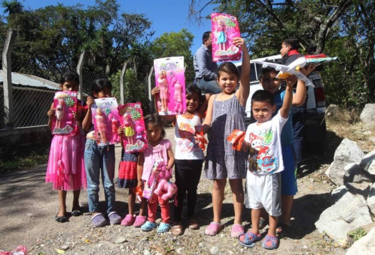 Obsequios llegan a manos de los niños de las faldas de Los Laureles en la capital de Honduras