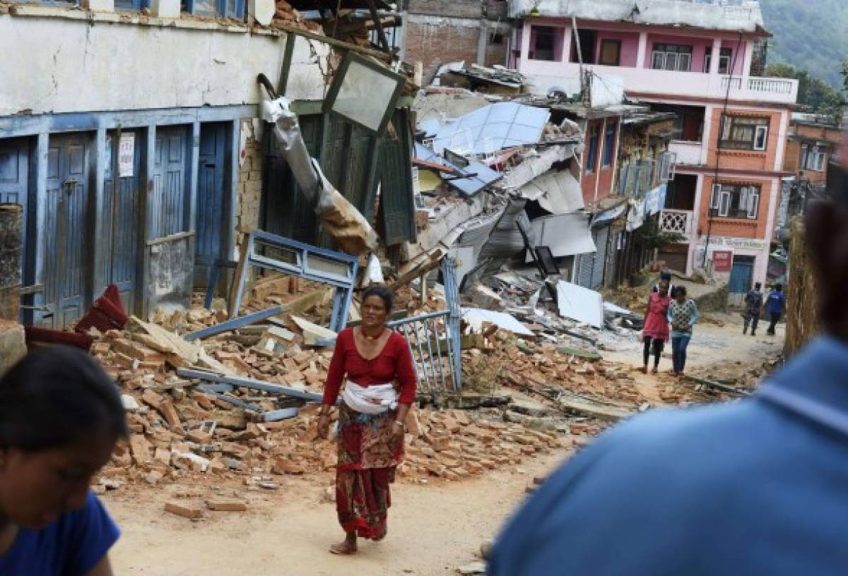 Gobierno nepalí coordina ayuda desde refugios improvisados
