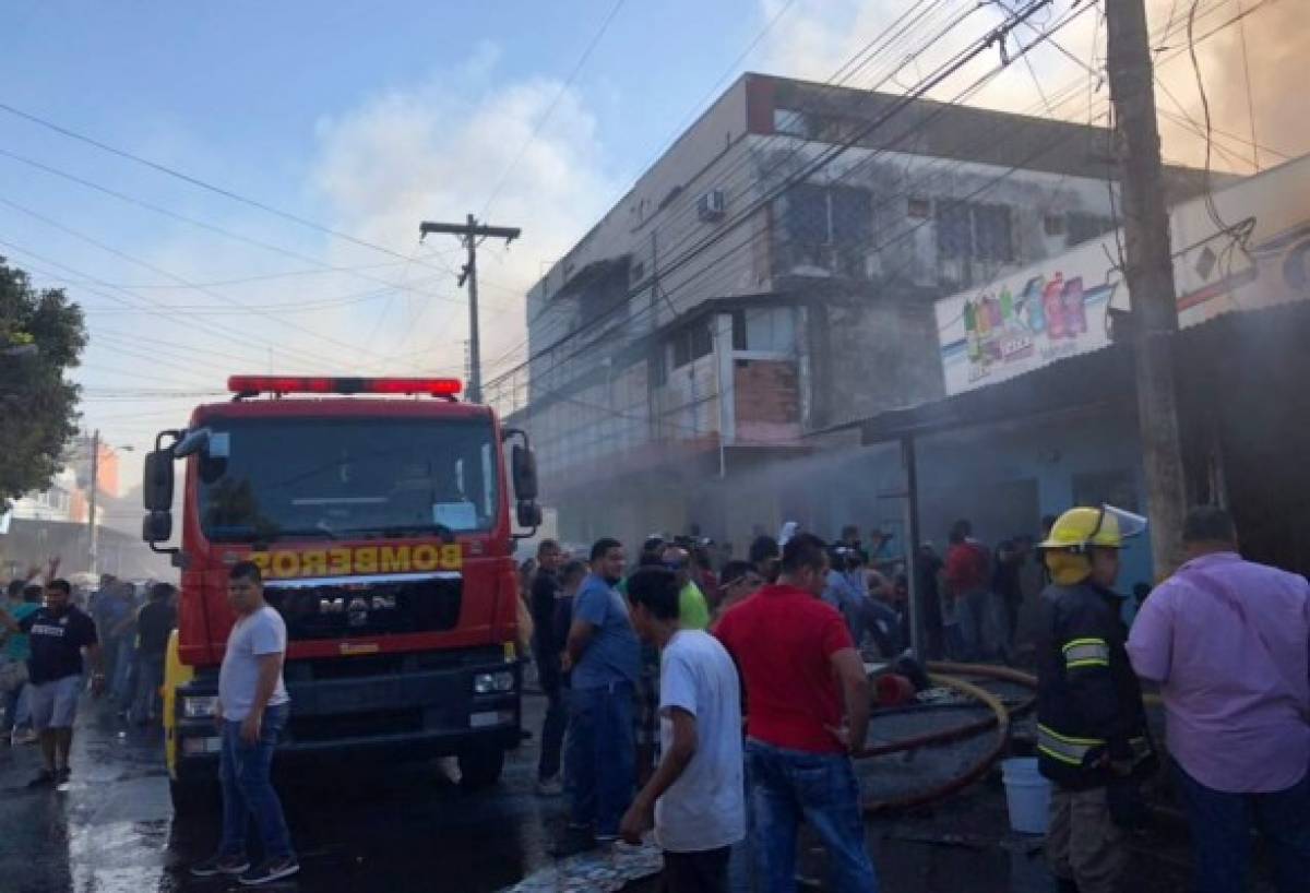 Incendio consume varias bodegas del barrio Medina de San Pedro Sula