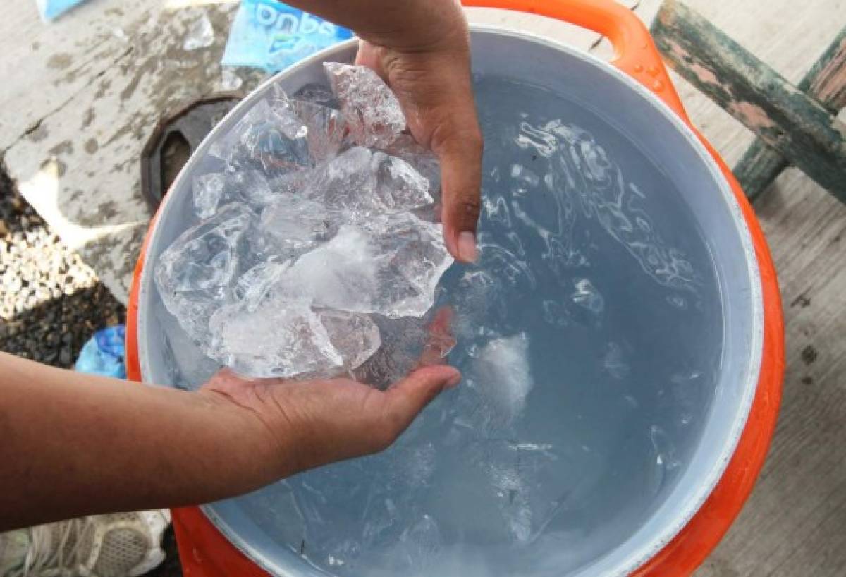 Diego Vazquez hace el Ice Bucket Challenge en apoyo a Reneau