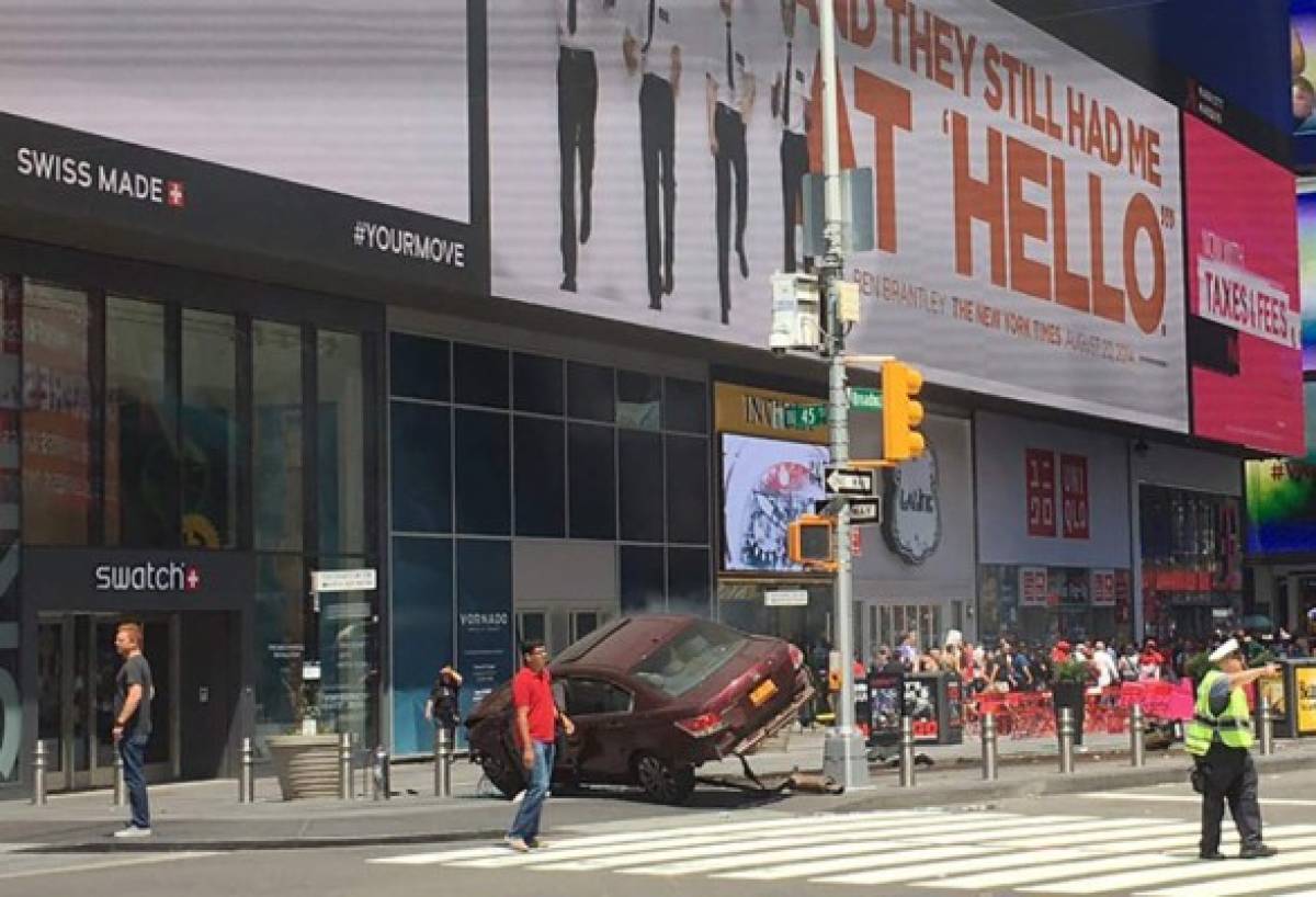 Un muerto y 22 heridos tras embestida de automóvil en Times Square, Nueva York