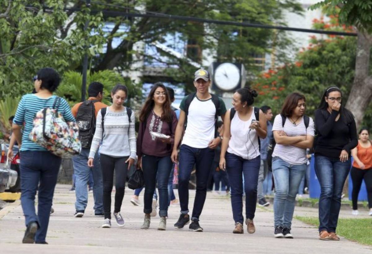 Un total de 16,500 becas otorgará el gobierno en 2018