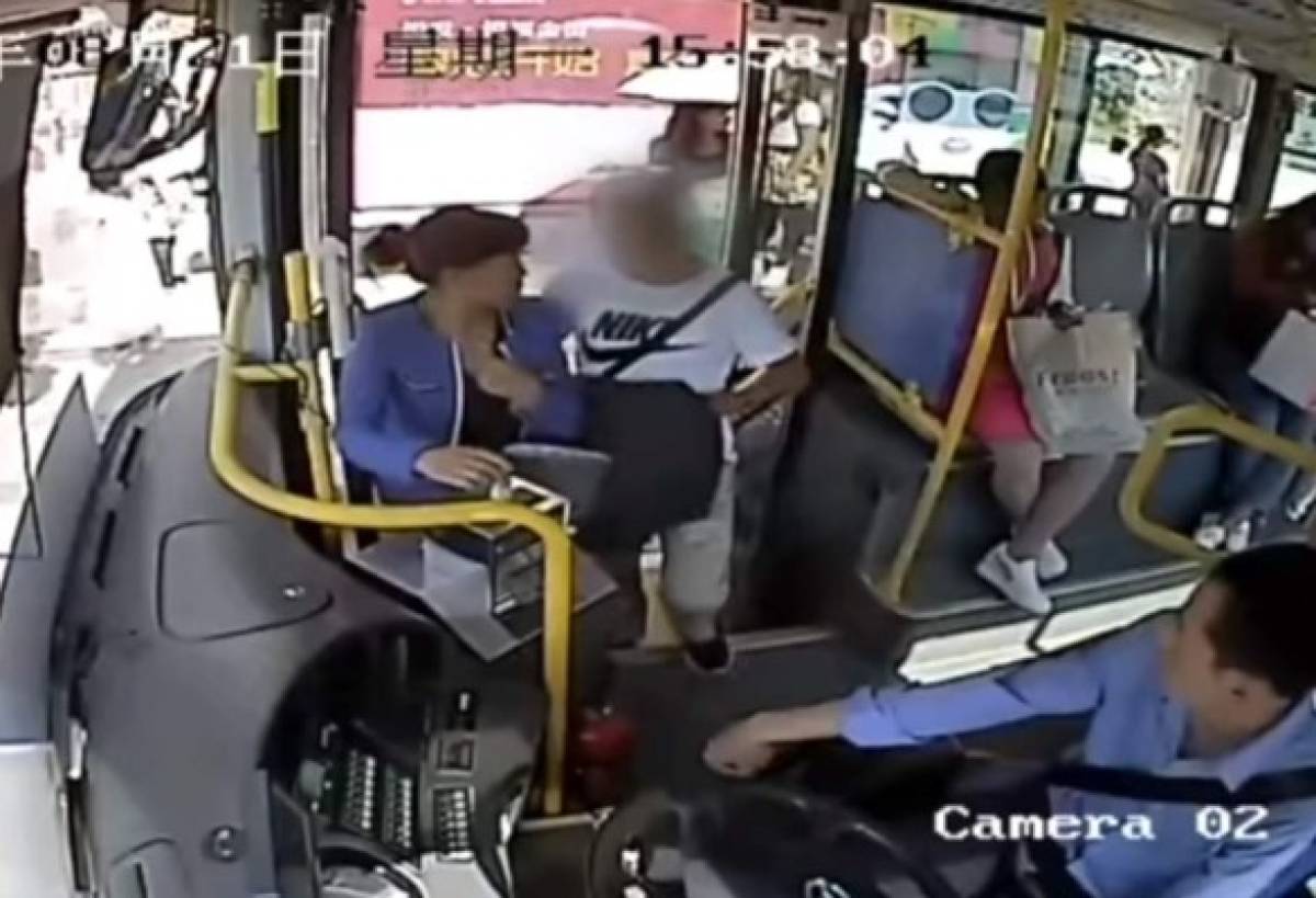 Las cámaras de seguridad del autobús captaron el momento del robo.