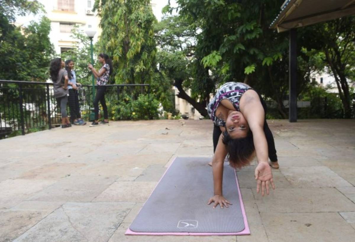 Una mujer india desafía los tópicos corporales con sus cursos de yoga en internet   