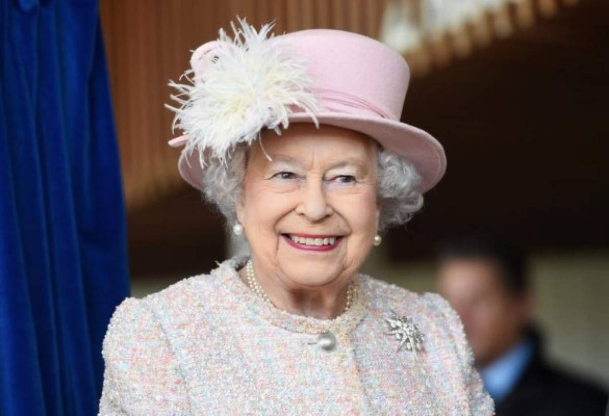 Reina Isabel II no asistirá al bautizo del príncipe Louis