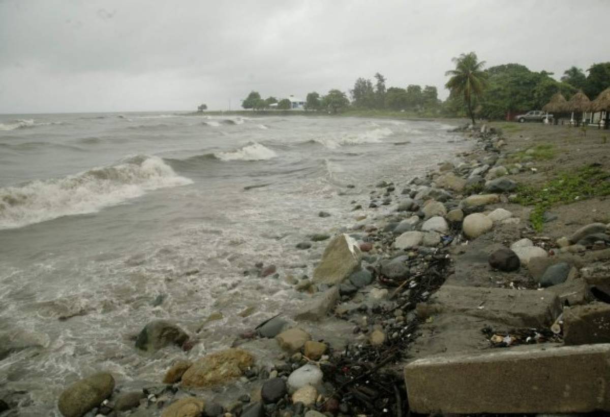 Honduras: Earl se convierte en huracán cerca de Islas de la Bahía