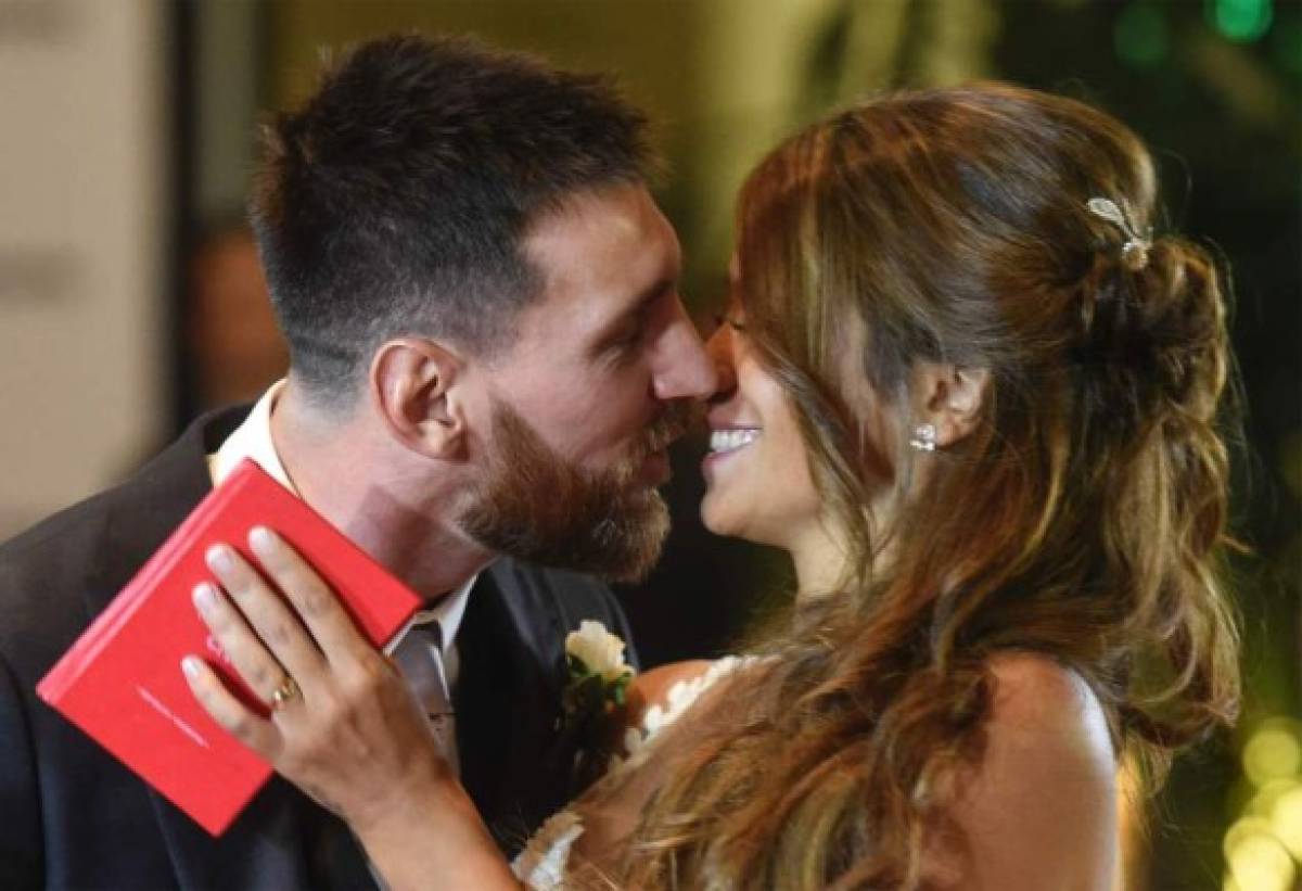 El romántico beso entre Leo Messi y Antonella Rocuzzo. (Foto: AFP)