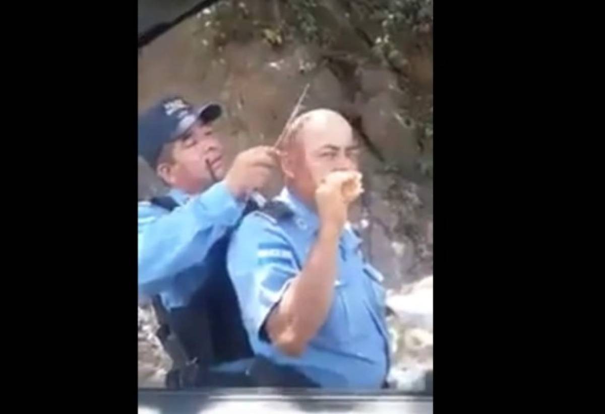 Viral: Policía hondureño le 'corta' el cabello a su compañero calvo
