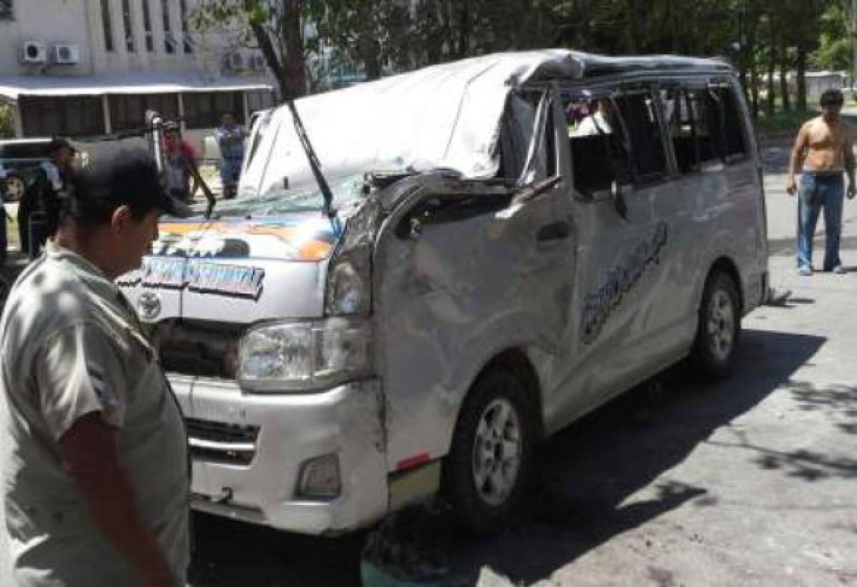 Un muerto y 15 heridos en accidente de microbús