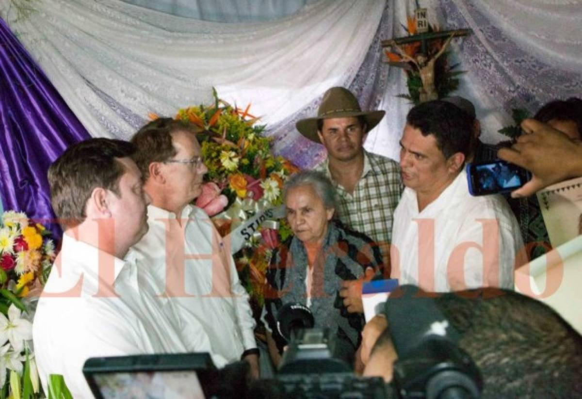 Embajador James Nealon llega a velorio de Berta Cáceres