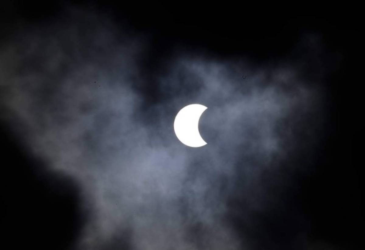 Miles de personas se asombraron al ver cómo la enorme capa tapaba casi por completo la luna. (Fotos: Agencias/AFP / Noticias internacionales EL HERALDO Honduras)