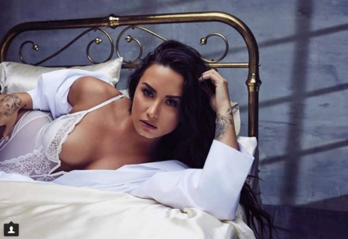 Demi Lovato posó en una cama. Su imagen sensual obtuvo más de medio millón de likes