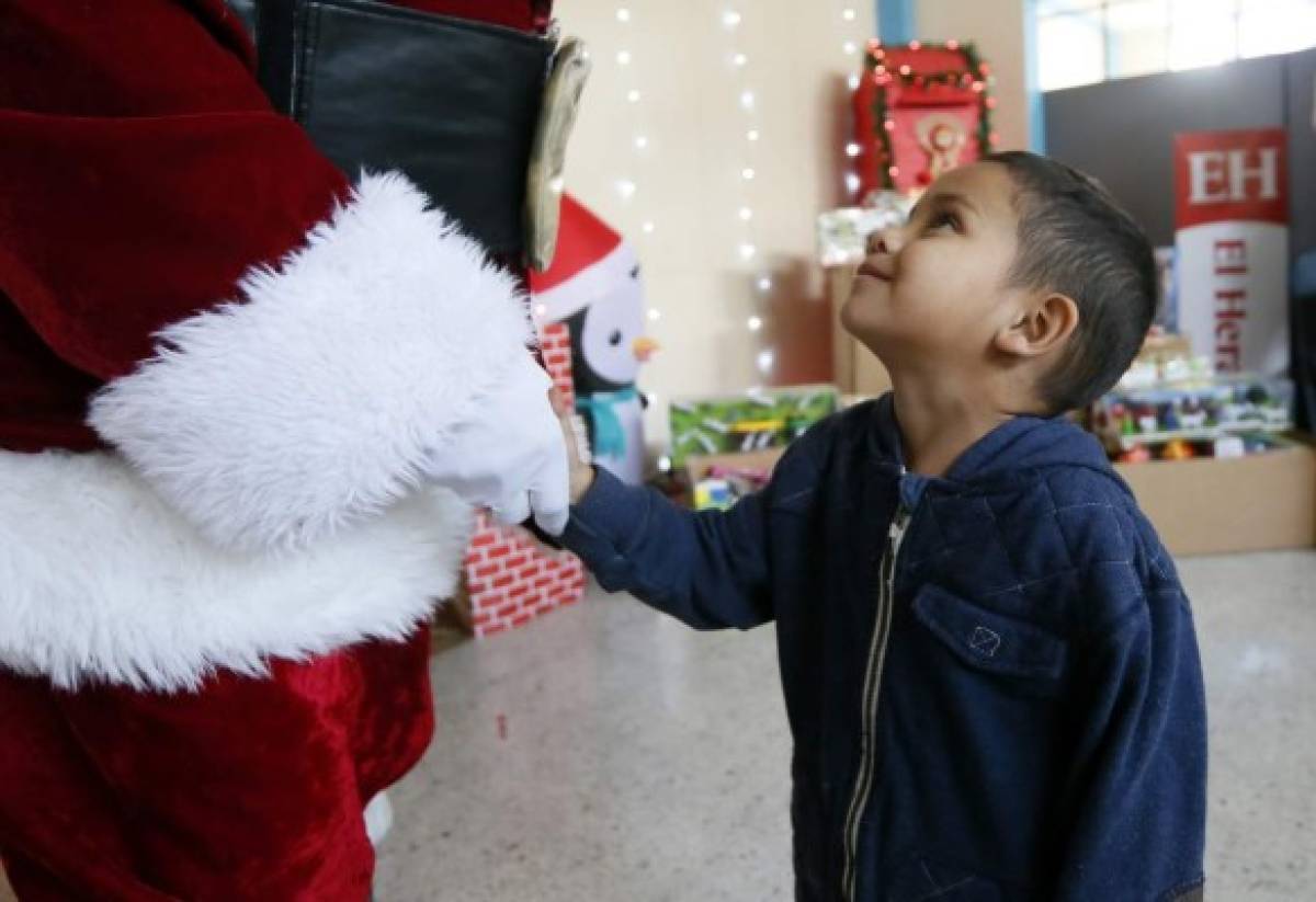 Santa cierra la Navidad con regalos paras sus nietecitos