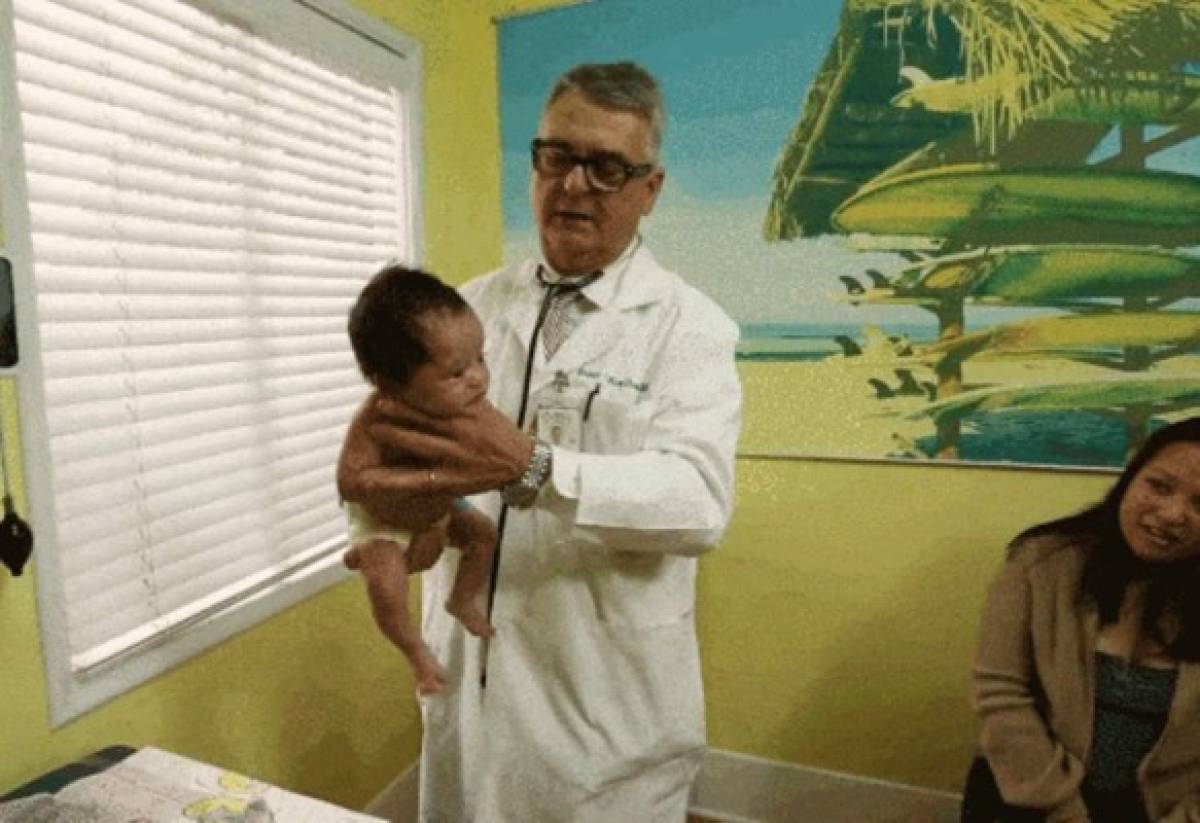 Este pediatra tiene un truco que hace que los bebés dejen de llorar