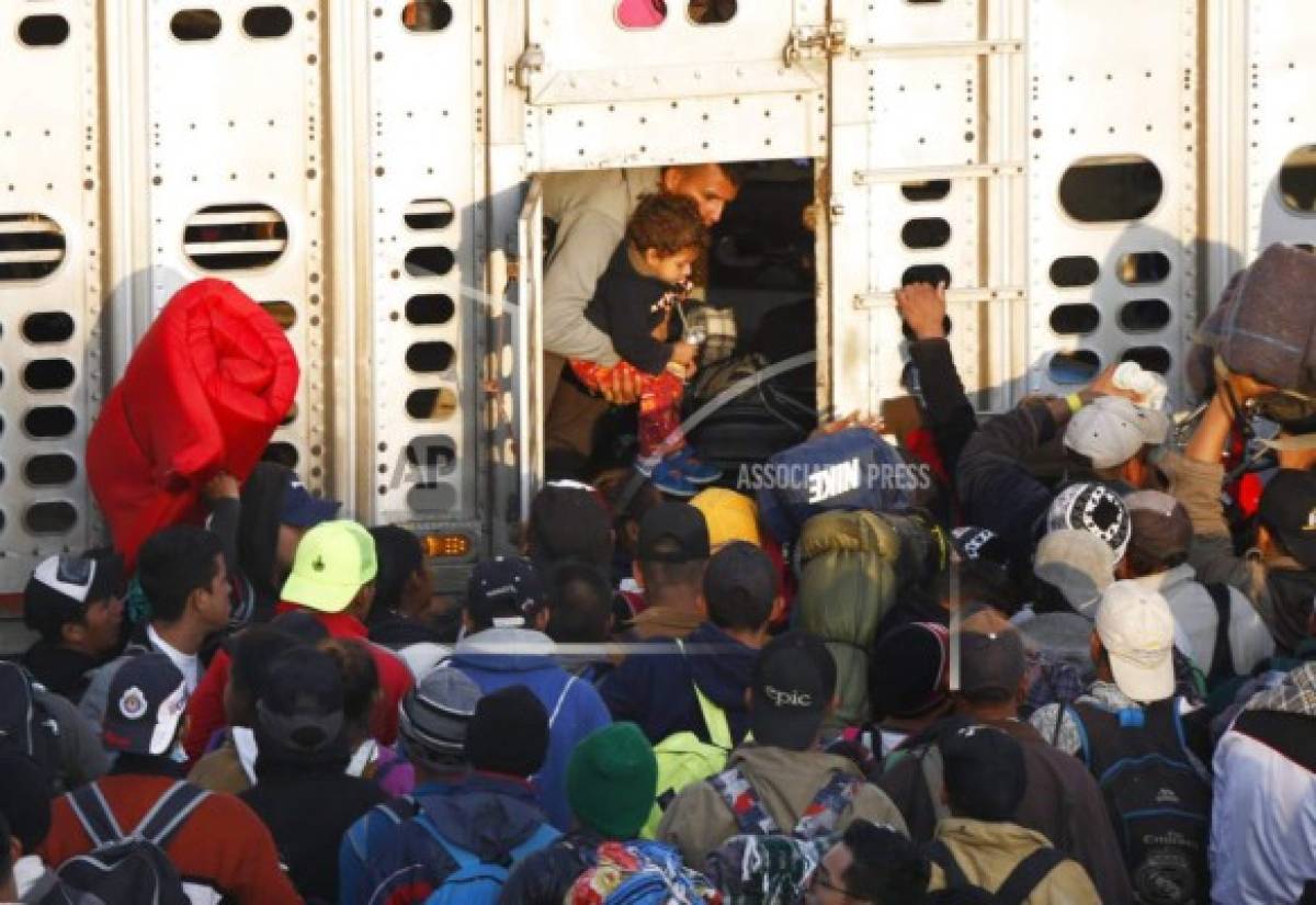 Hasta entre ataúdes viajan migrantes de la caravana hacia Guadalajara, México 