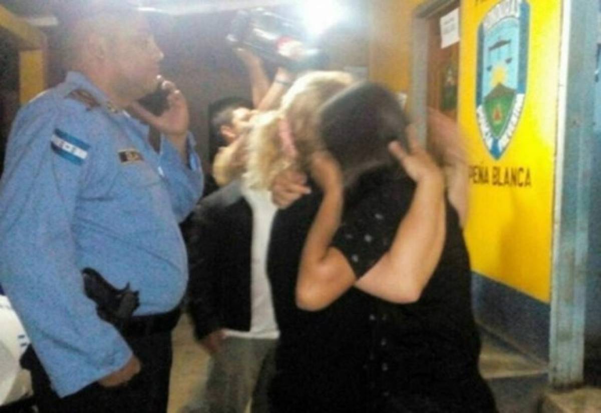 Una de las menores se abraza con su madre en la posta policial de Santa Bárbara.