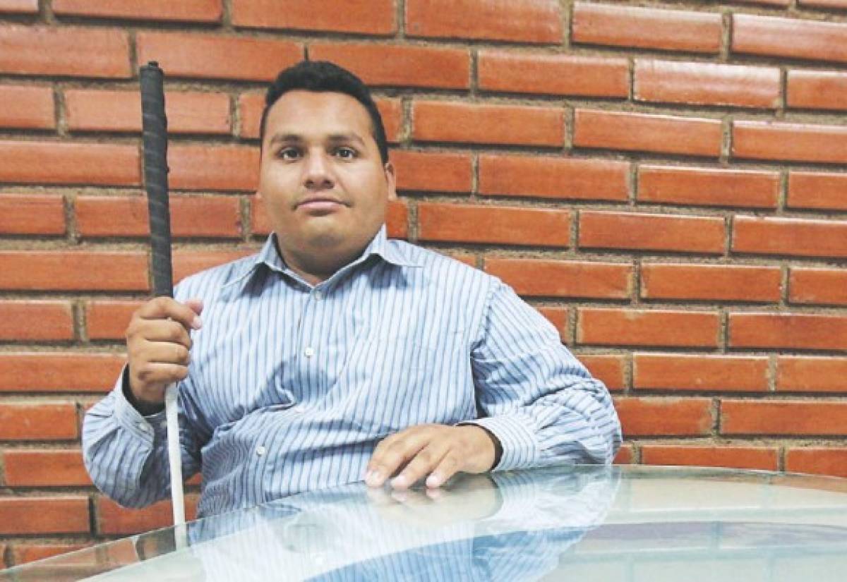 Denis Aguilar es un estudiante no vidente. Tiene uno de los mejores índices de la Escuela de Periodismo de la UNAH.