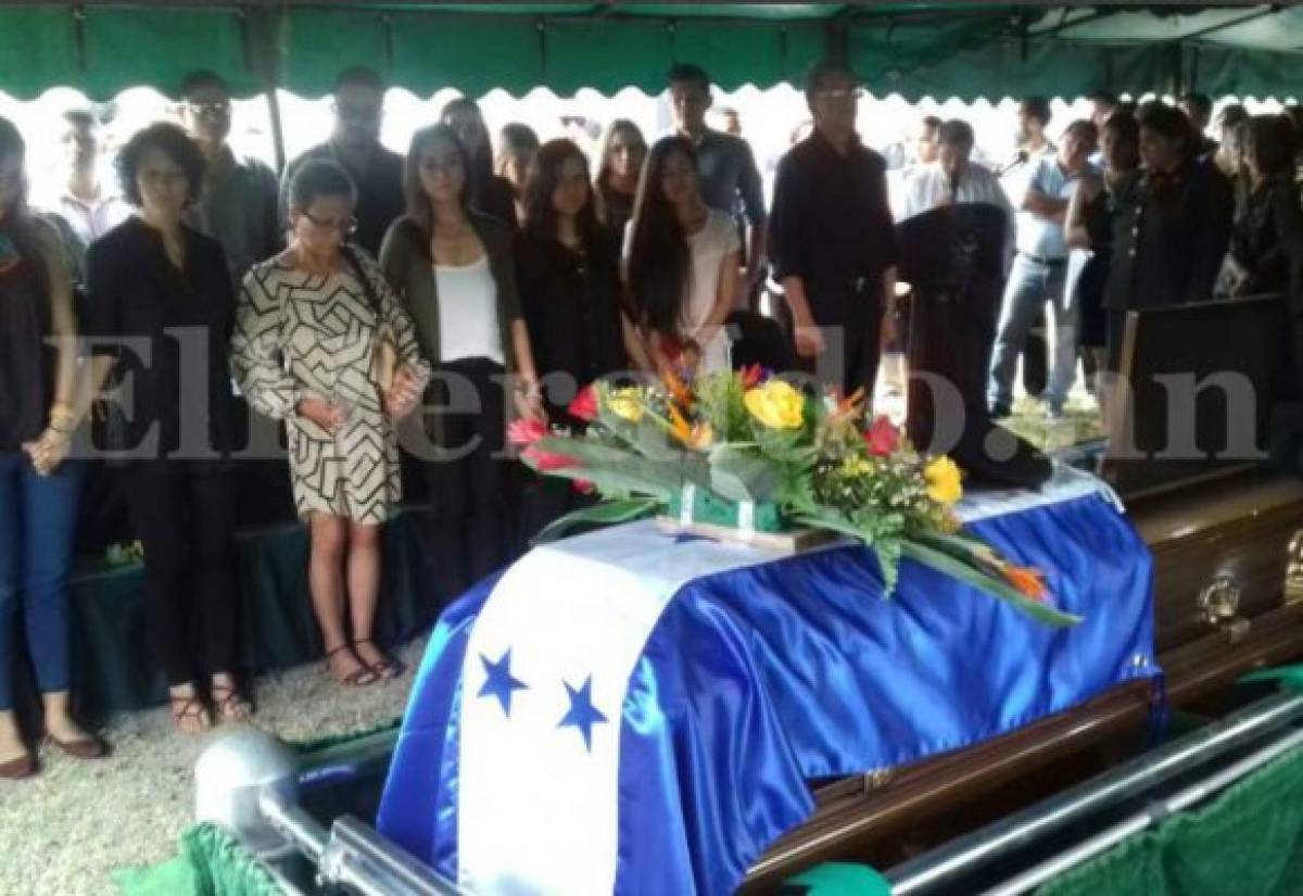 Con homenaje despiden a agente policial asesinado en La Ceiba