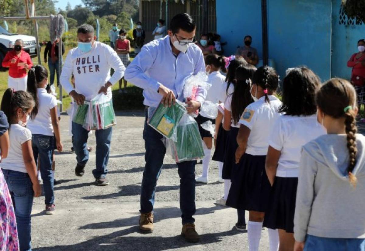 A cada niño se le entregó su kit escolar. A los que no asistieron se les dejó en la Dirección.