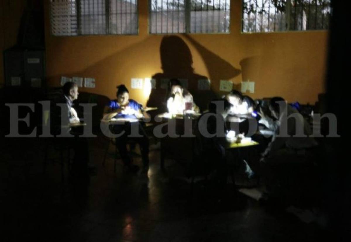 Honduras: Realizan escrutinio a oscuras por falta de energía eléctrica en la colonia Kennedy