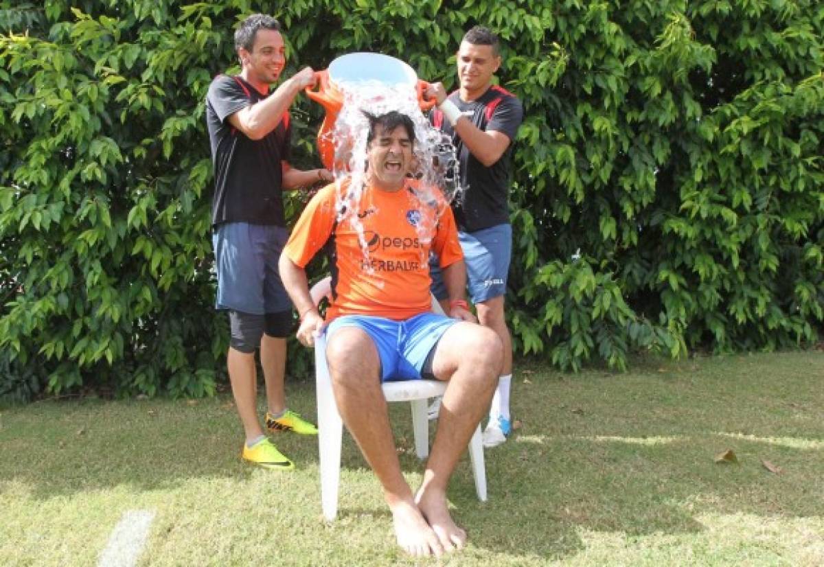 Diego Vazquez hace el Ice Bucket Challenge en apoyo a Reneau