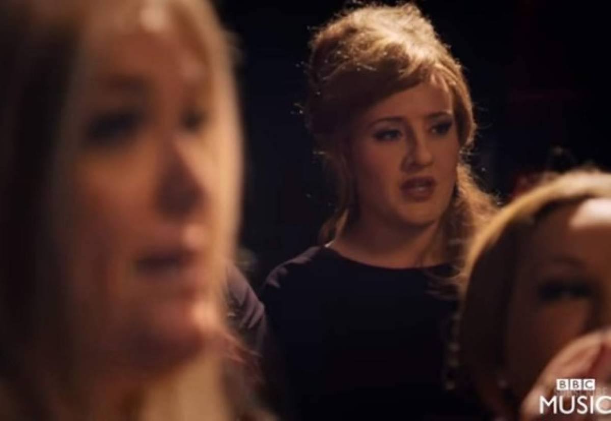 Adele se infiltra para hacer un casting sobre su persona y mira cómo le fue