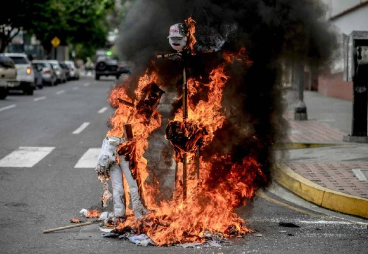 'Quema de Judas': monigotes de Maduro y Capriles arden en Venezuela