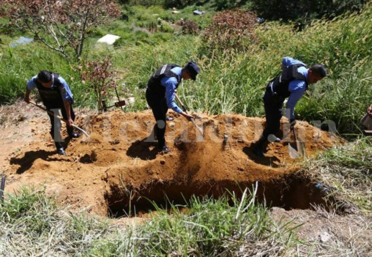 Policías ayudan a enterrar al joven que era velado cuando ocurrió masacre en la capital de Honduras