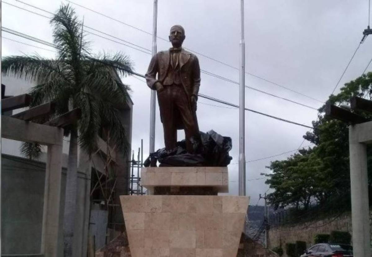 ¿A quién representa la estatua ubicada en la rotonda de República Dominicana?