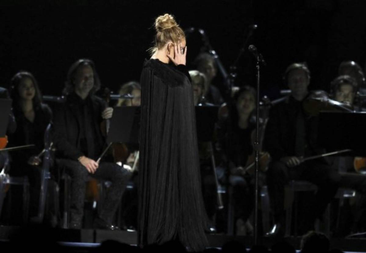 Adele se equivoca interpretando Fast Love de George Michael en los Premios Grammy
