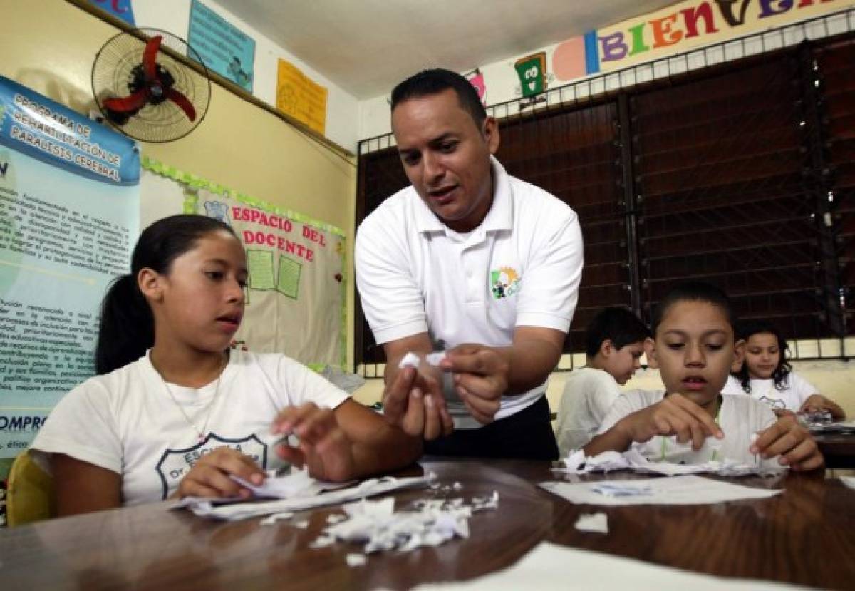 Alumnos aprenden a reciclar papel