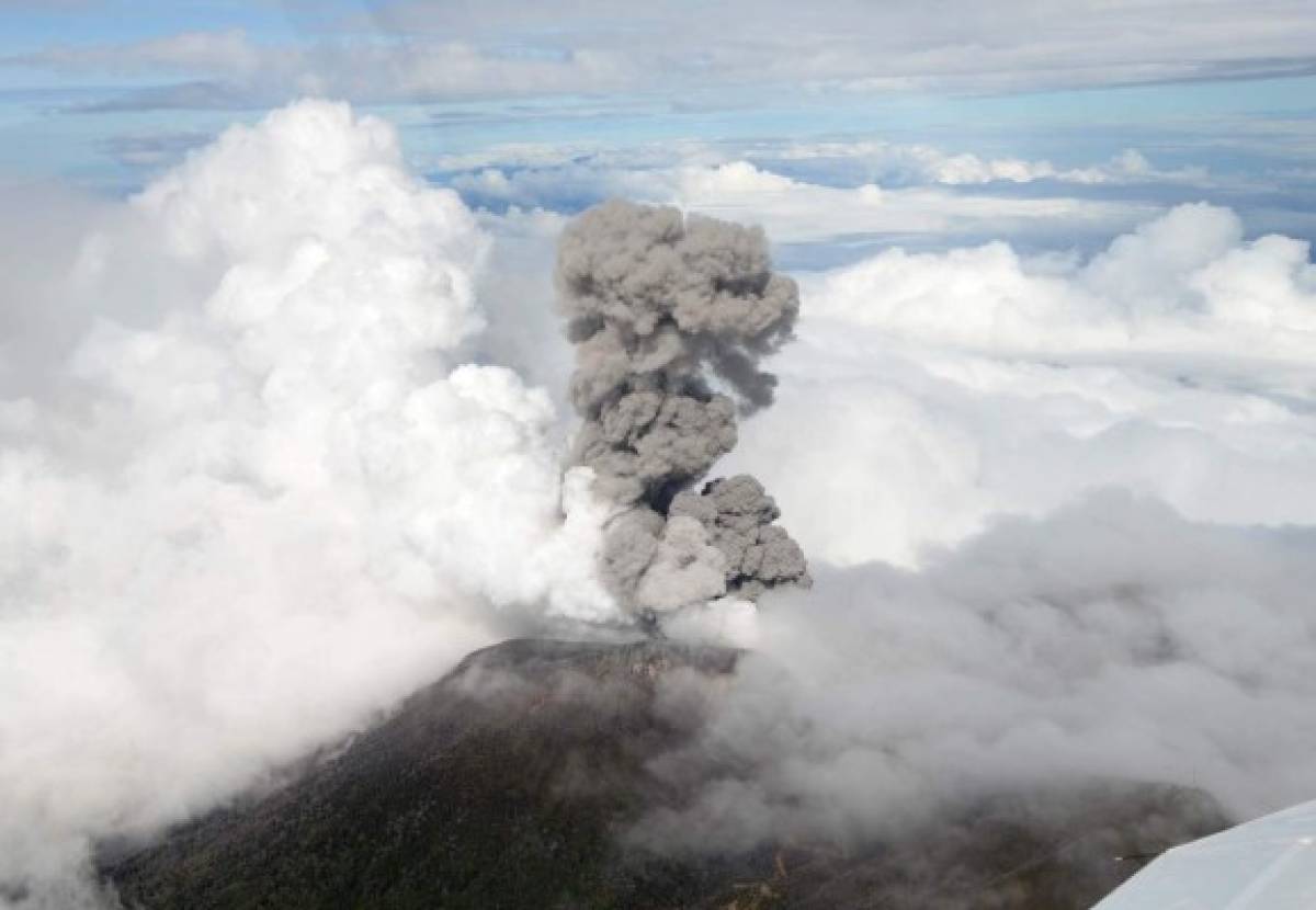 Erupción de volcán provoca alerta en Costa Rica