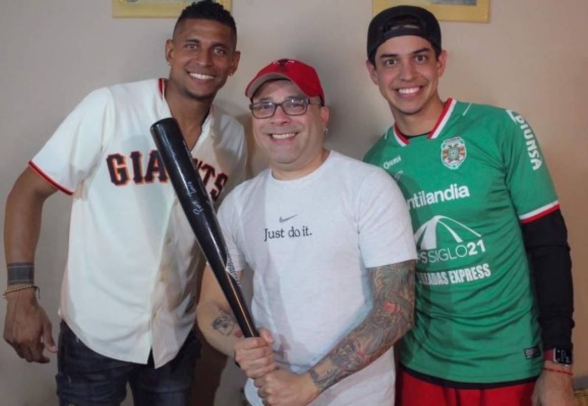 FOTO: Mauricio Dubón posa con la camisa de Marathón que le dio Costly