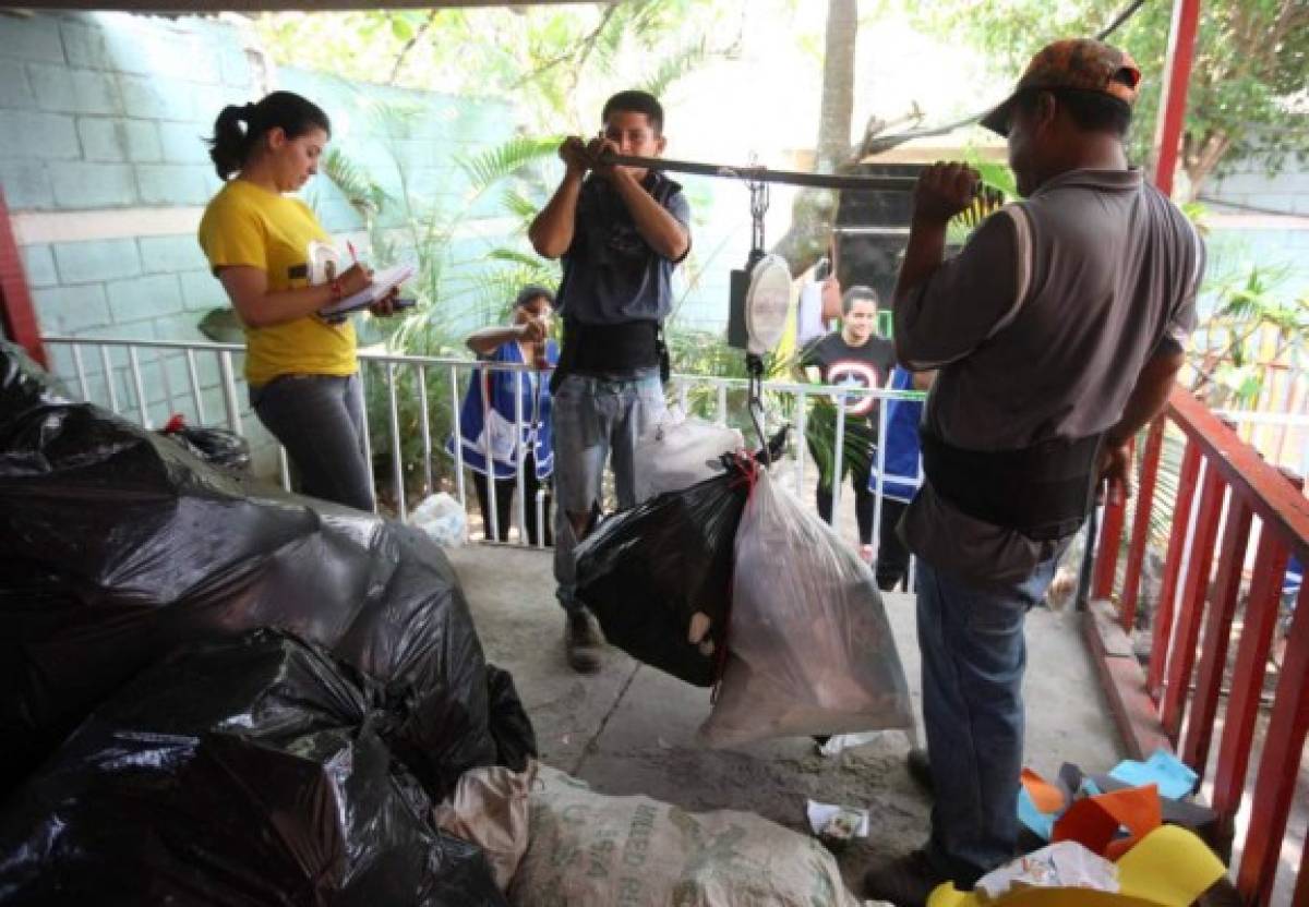 Estudiantes de la Escuela Lisandro Quezada con materiales reciclados generan recursos 