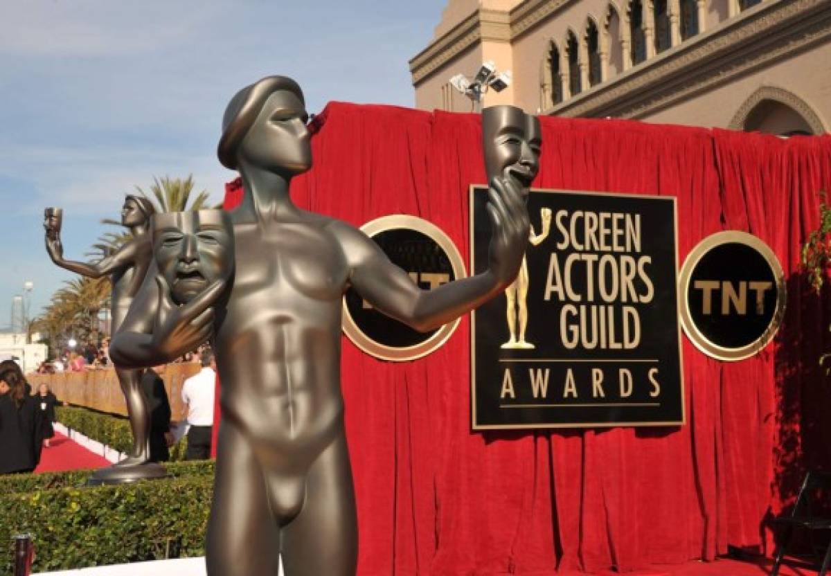 El galardón de los SAG Awards es un actor que sostiene una máscara y es entregado por la Screen Actors Guild American Federation of Television and Radio Artists (SAG-AFTRA)