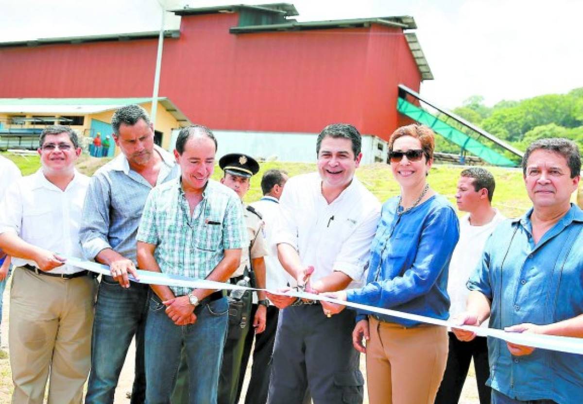 Hernández inaugura planta de energía limpia en Choloma