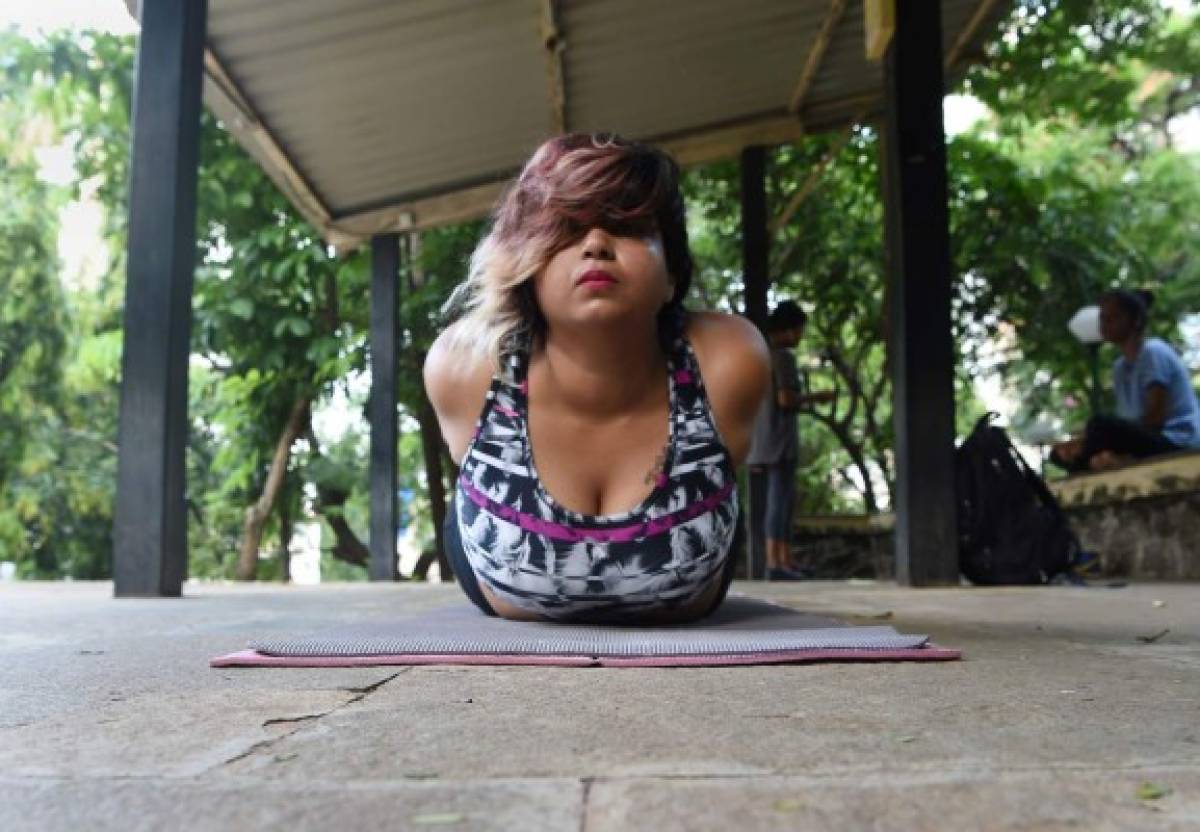 Una mujer india desafía los tópicos corporales con sus cursos de yoga en internet   