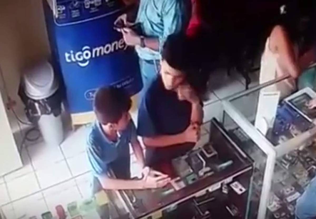 Honduras: Video capta a menores robando un celular en tienda de Comayagua
