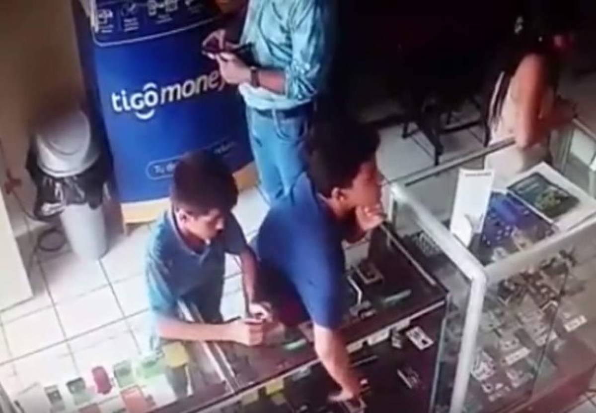 Honduras: Video capta a menores robando un celular en tienda de Comayagua
