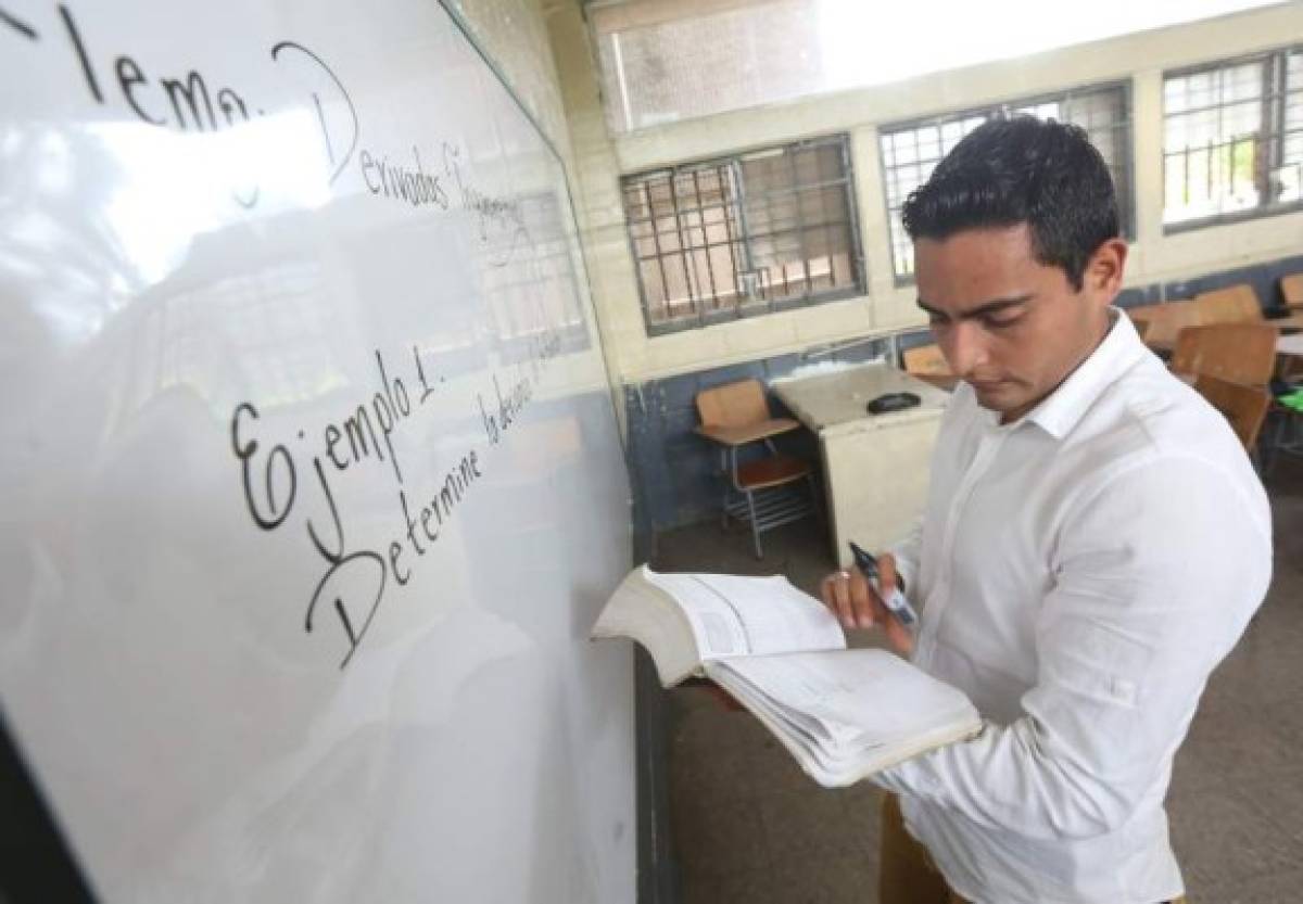En las aulas del Central Vicente Cáceres imparte matemáticas a ciclo común; en la UNAH estudia la maestría en ingeniería matemática. Foto: David Romero/EL HERALDO