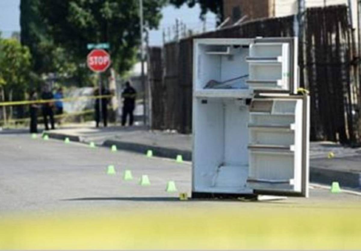 Encuentra el cadáver de un hombre en el interior de un refrigerador abandonado en la calle