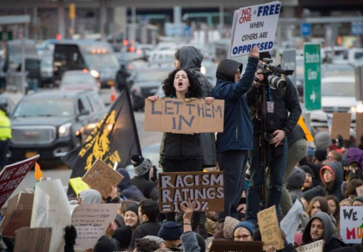Decreto contra inmigrantes musulmanes perturba el aeropuerto JFK de Nueva York   