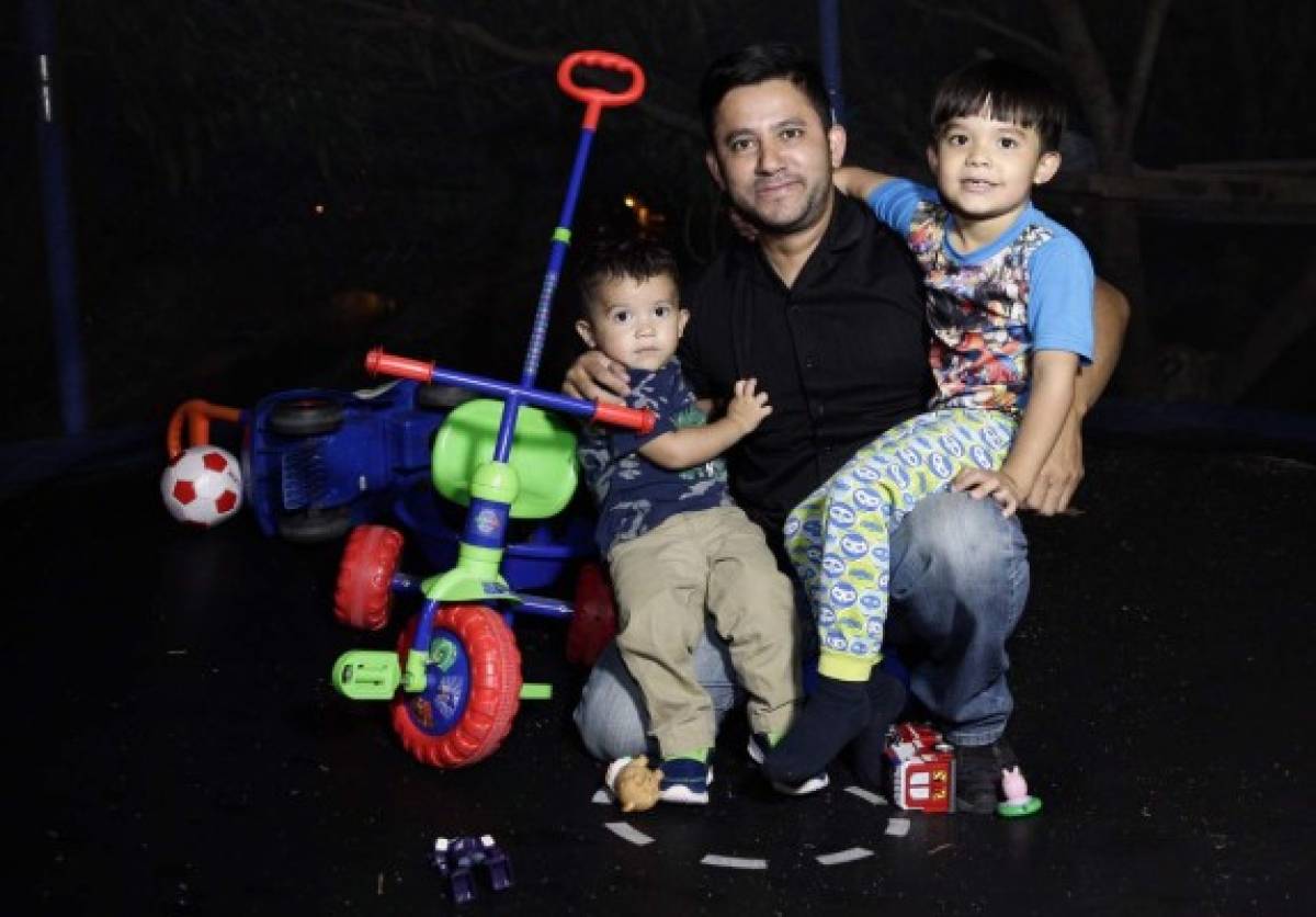 Carlos el niño de 10 años disfruta jugar con sus hijos Foto: Emilio Flores/EL HERALDO.