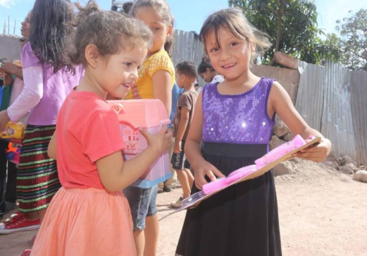 Llevamos juguetes a un centenar de niños del oriente de la capital