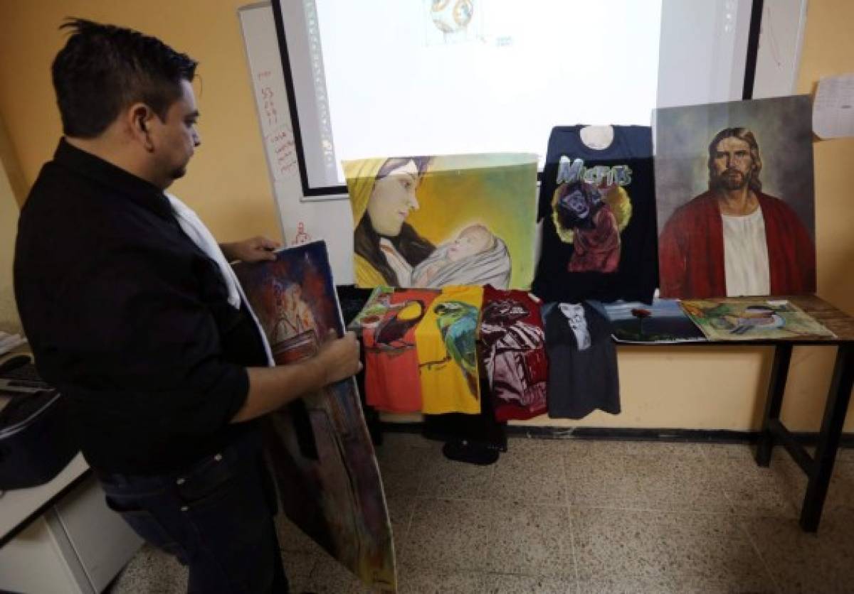 Elder Mejía, el artista gráfico que plasma su creatividad sobre corbatas y camisetas