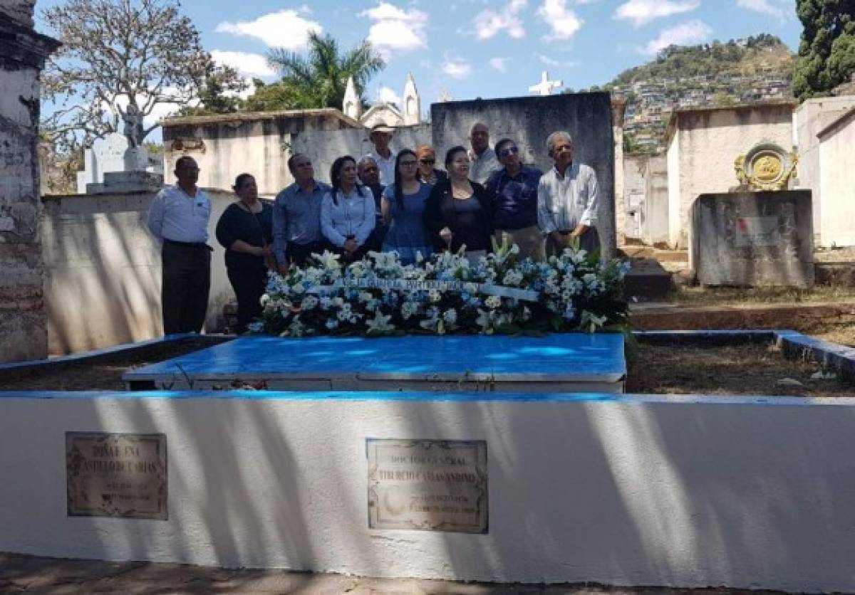 Partido Nacional rinde homenaje al general Carías Andino en el cementerio general 