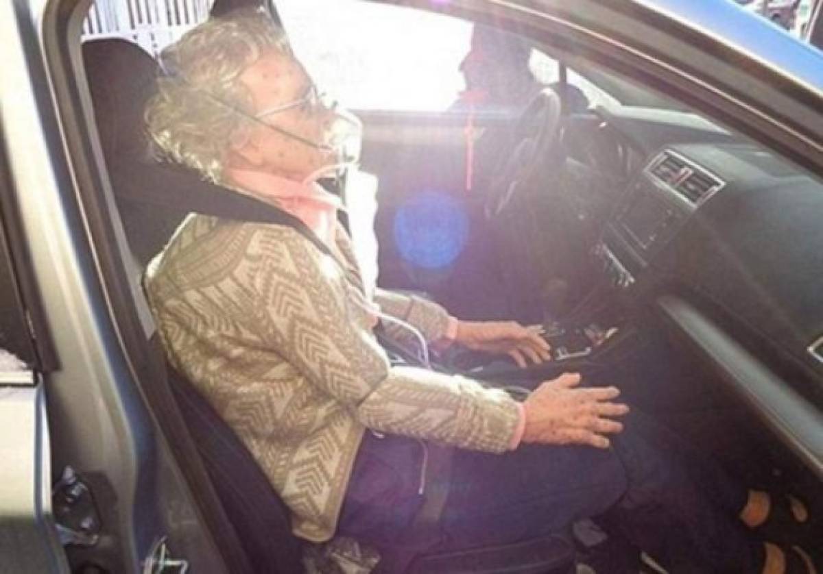 'Anciana congelada' dentro de vehículo provoca sorpresa