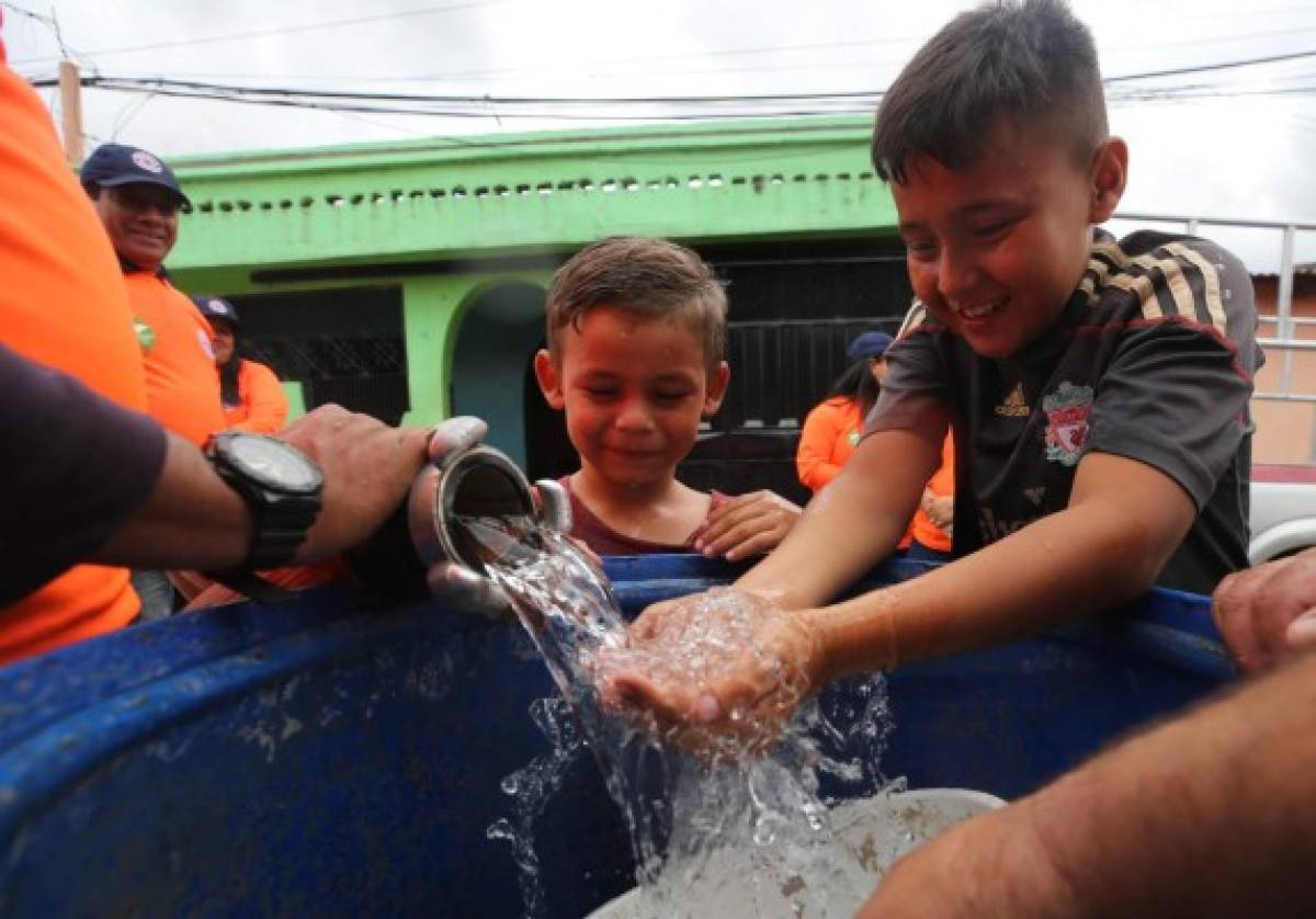 Inician distribución de agua en cisternas