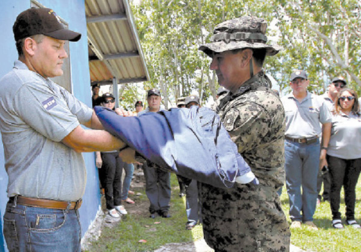 Honduras: Izan bandera en Isla Conejo