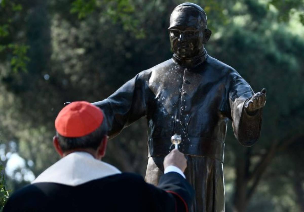 Este sábado fue inaugurada en Roma estatua dedicada a monseñor Romero, el santo de los pobres.